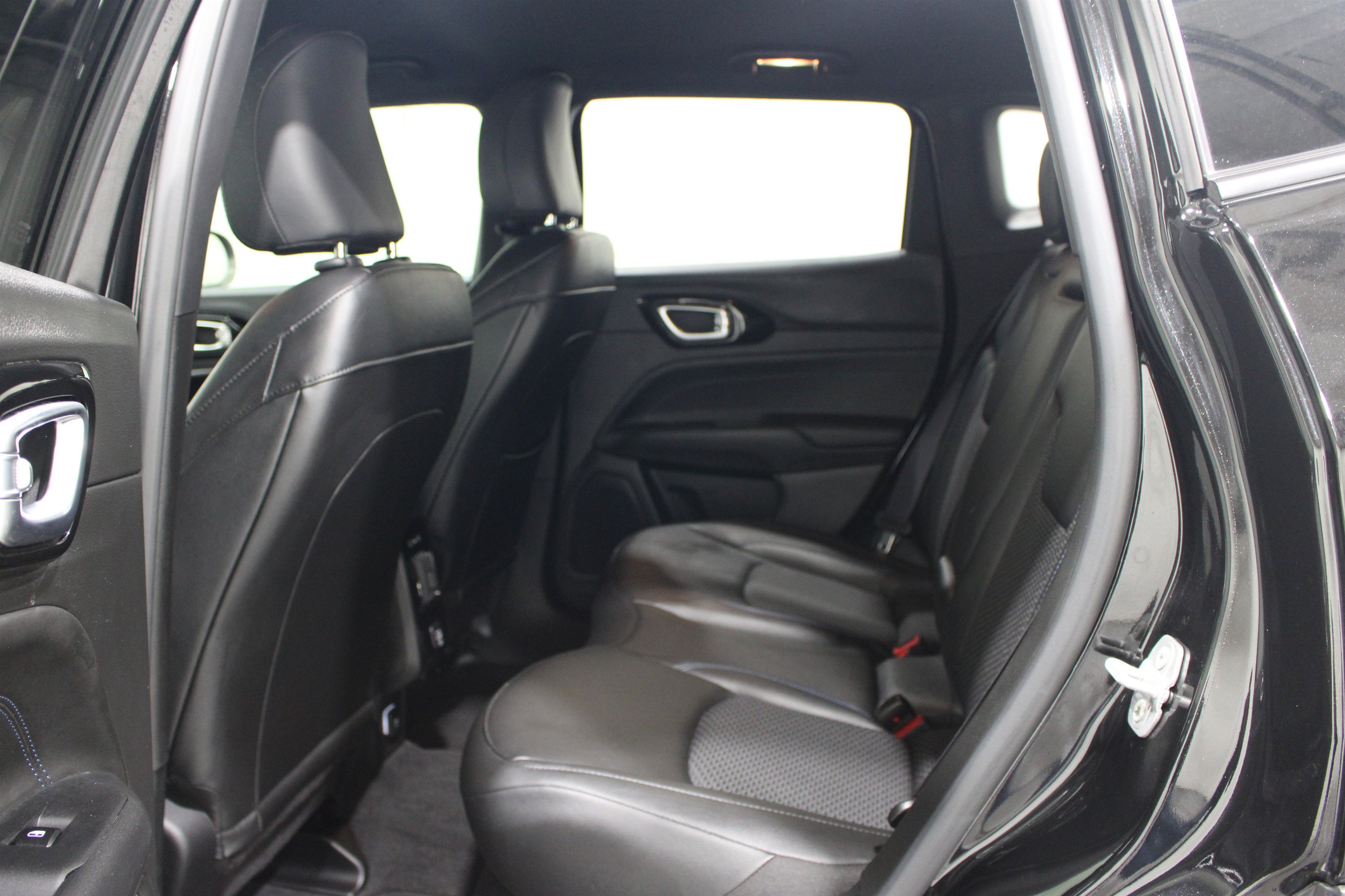Used 2025 Jeep Compass Latitude w/ Altitude Special Edition AWD/4WD image 19