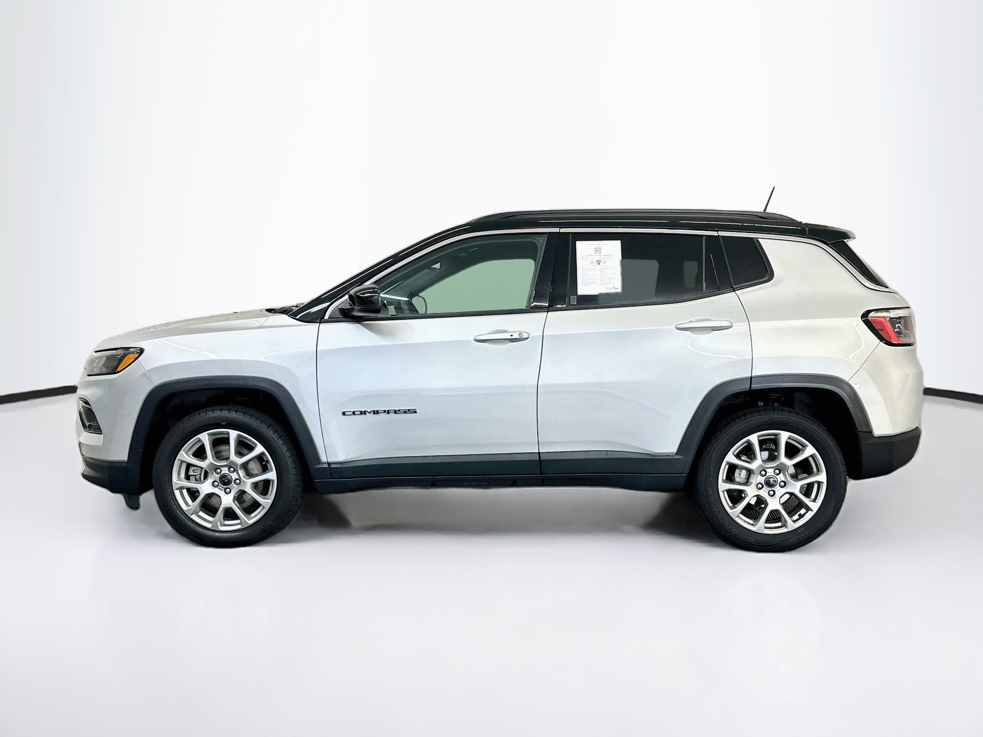 Used 2025 Jeep Compass Limited AWD/4WD image 4