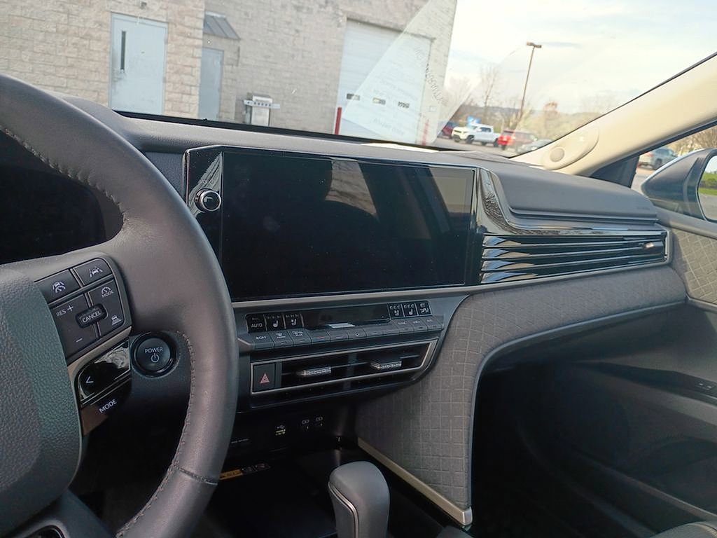 Used 2025 Toyota Camry XLE w/ Premium Plus Package AWD/4WD image 5
