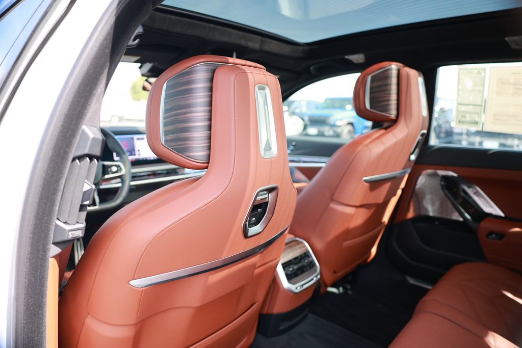 Used 2025 BMW i7 M70 w/ Executive Package image 34