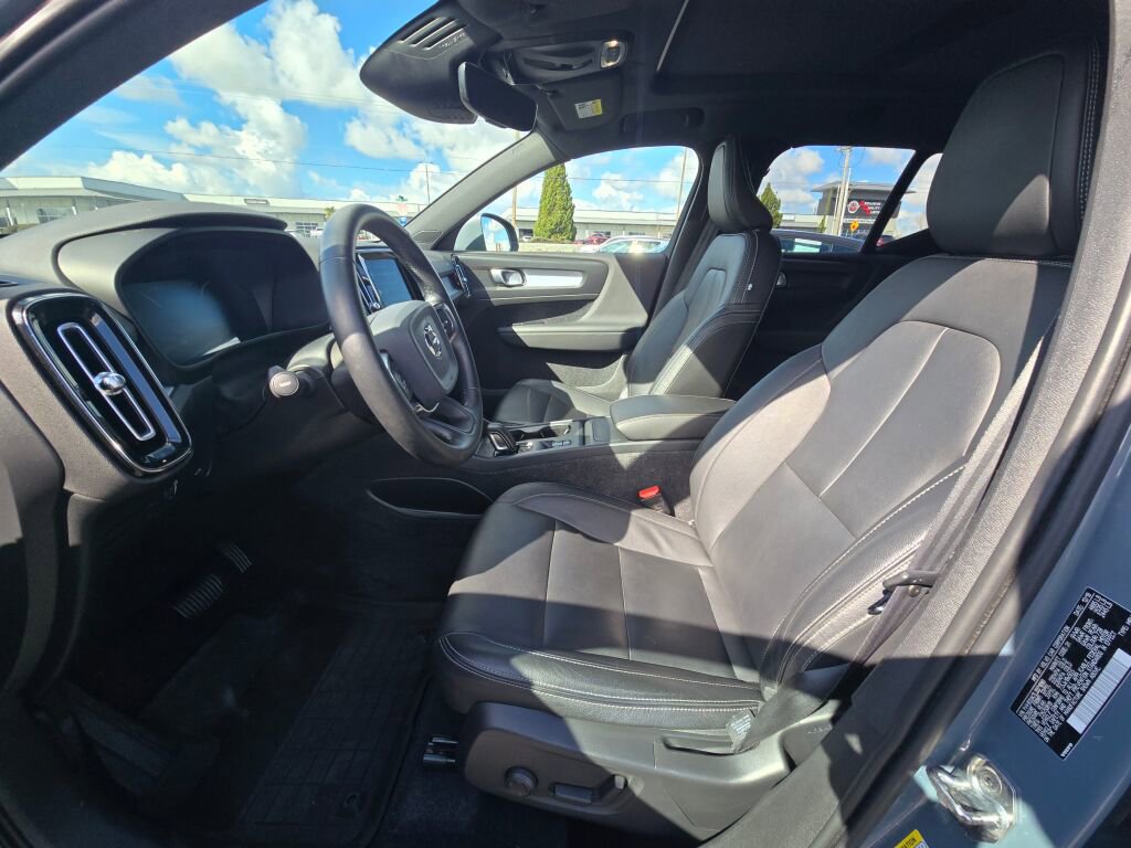 Used 2020 Volvo XC40 T5 Momentum w/ Protection Package image 17