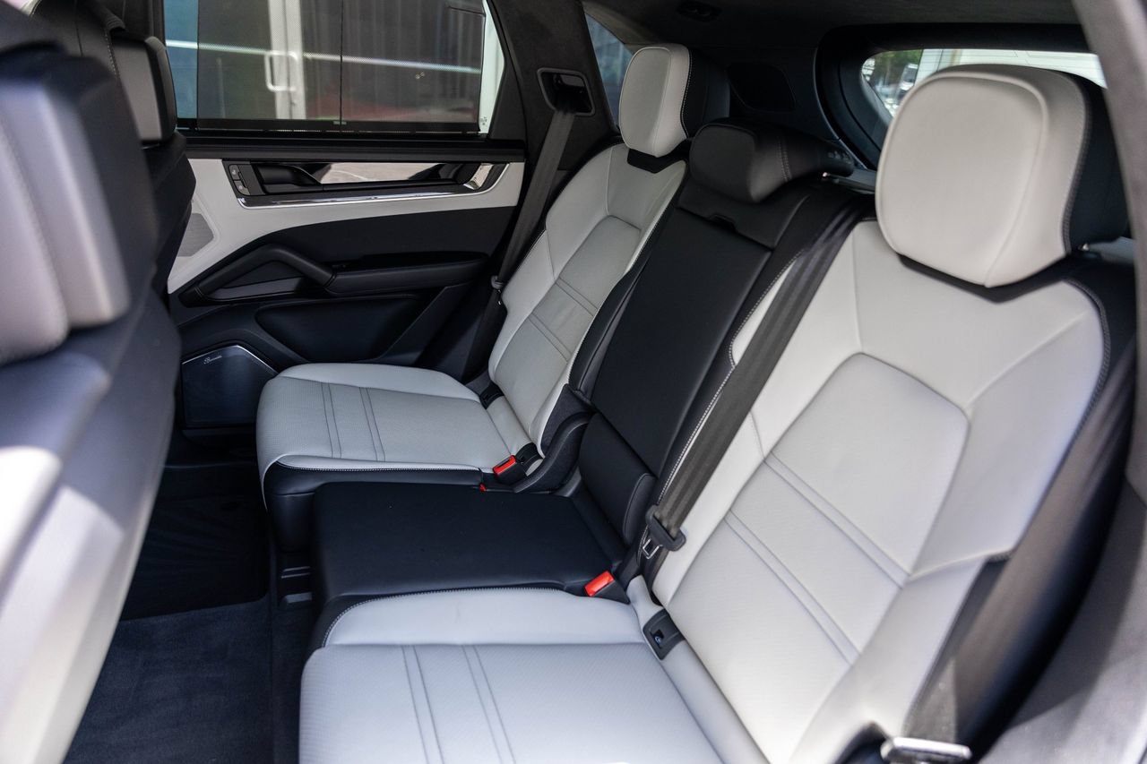 Used 2025 Porsche Cayenne Turbo AWD/4WD image 34