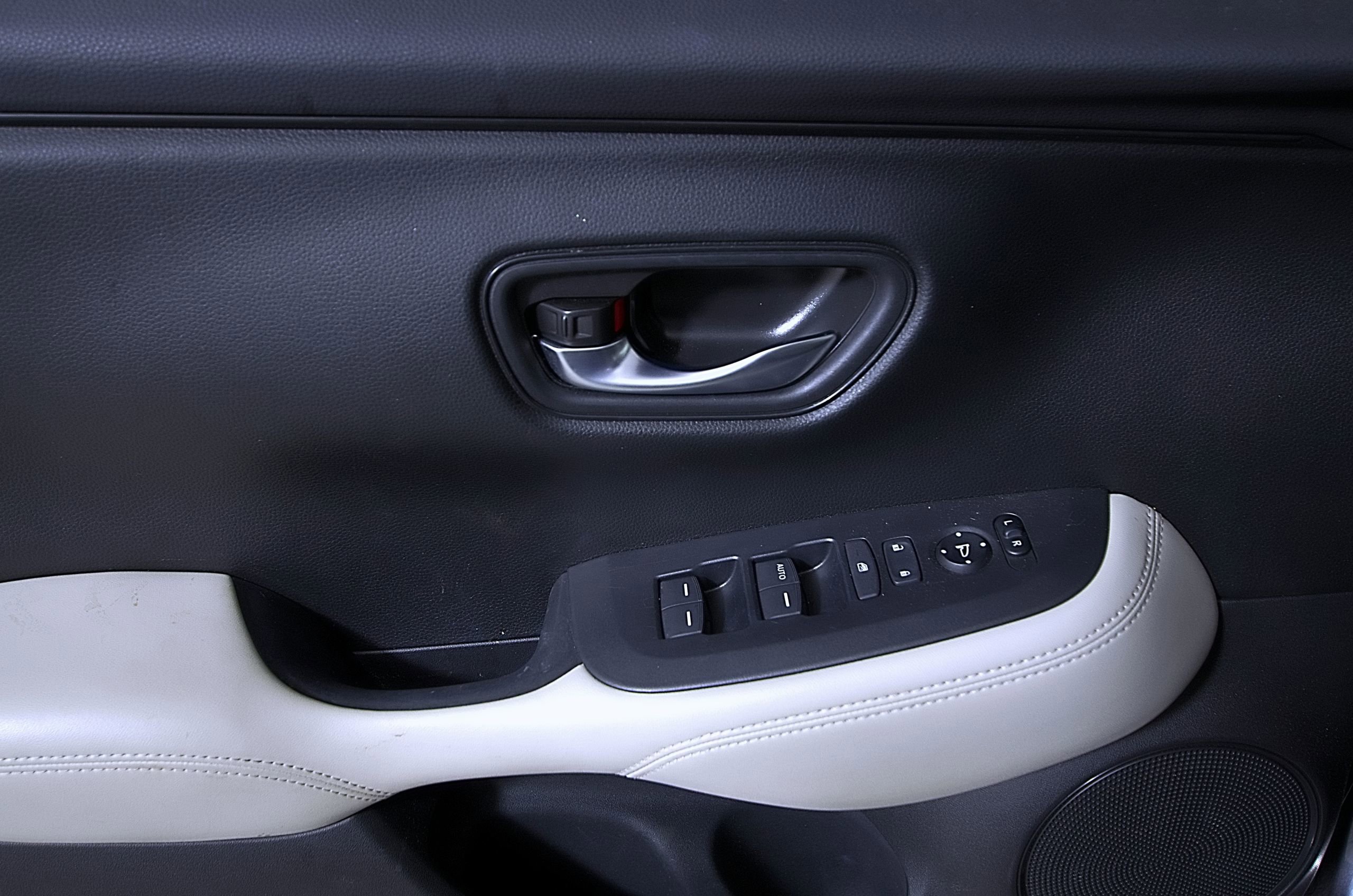 Used 2025 Honda HR-V LX image 17