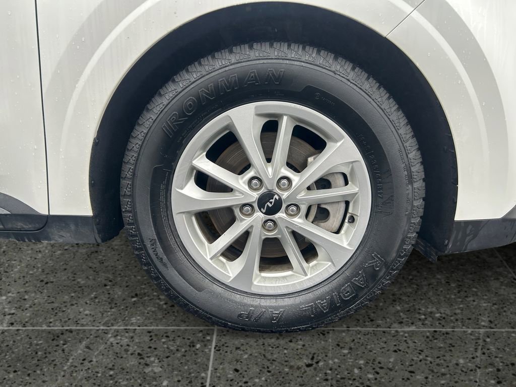 Used 2024 Kia Carnival LX image 9