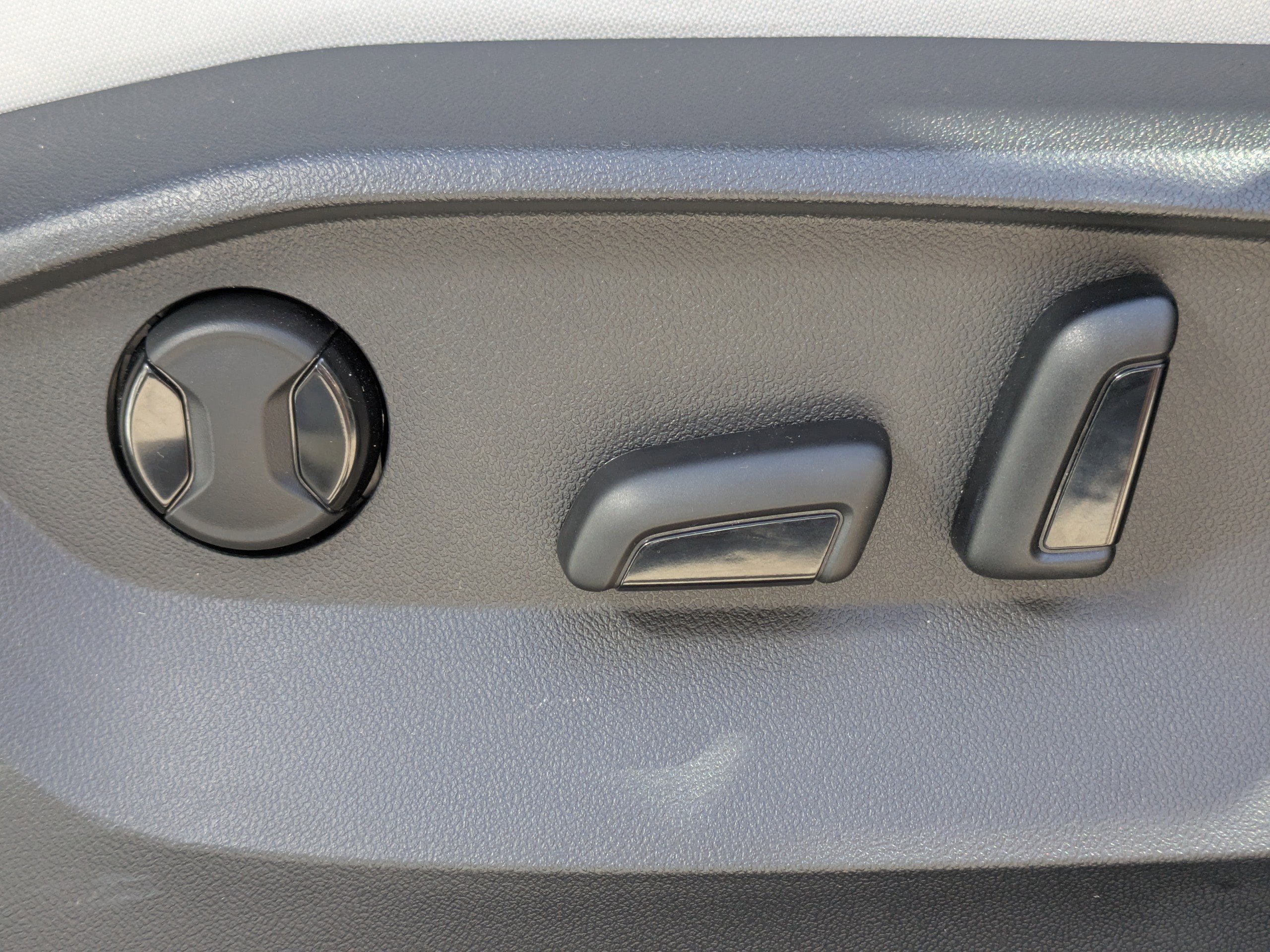 Certified 2025 Volkswagen Taos SE image 20