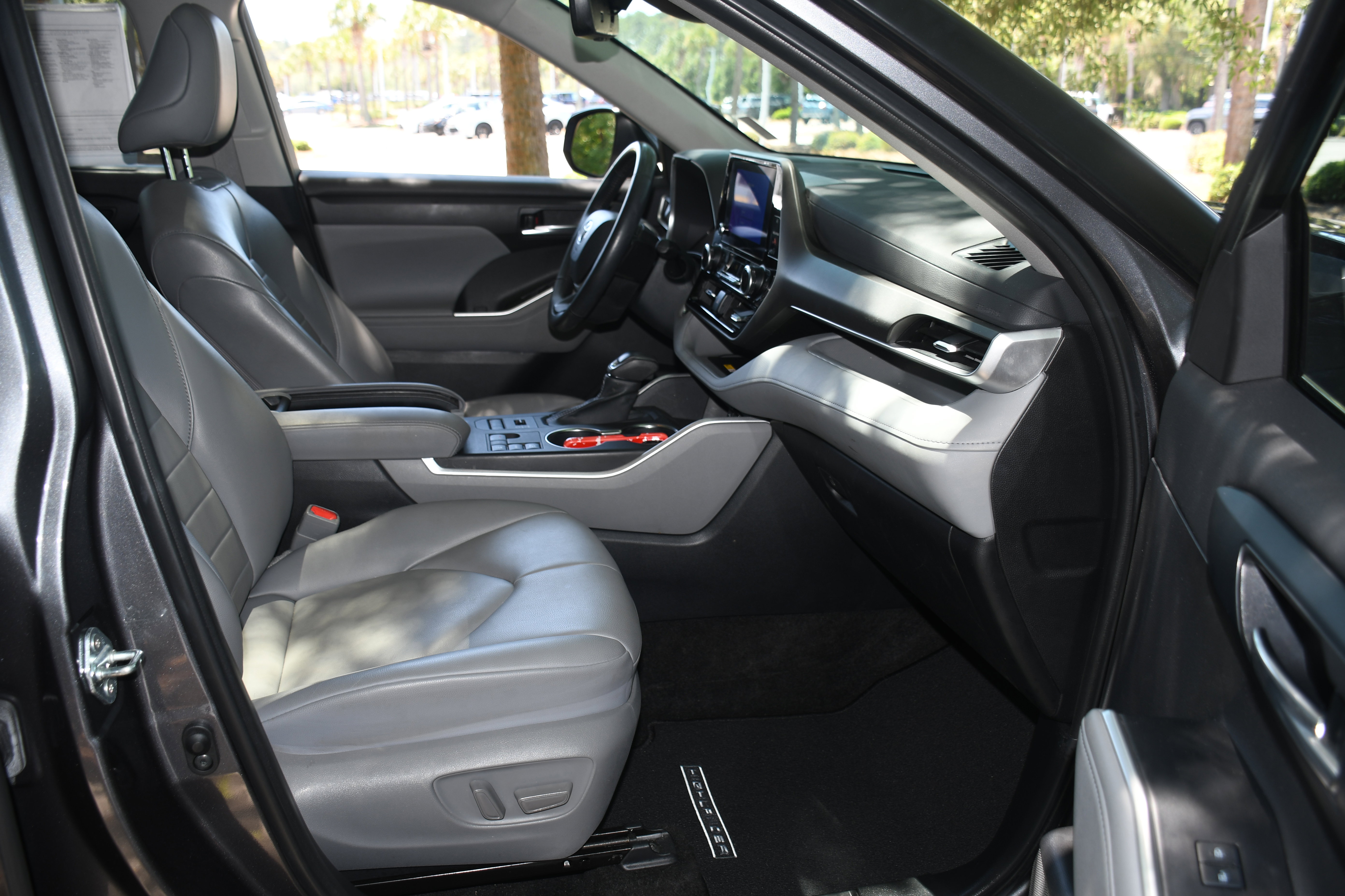 Used 2023 Toyota Highlander XLE AWD/4WD image 21