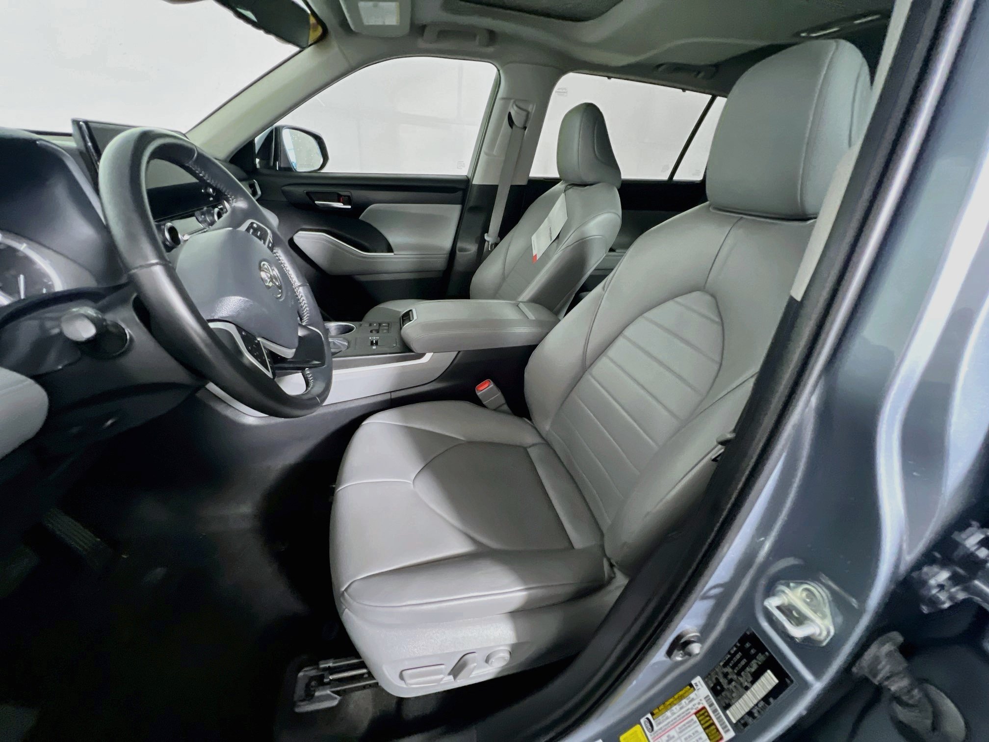 Used 2023 Toyota Highlander XLE FWD image 14