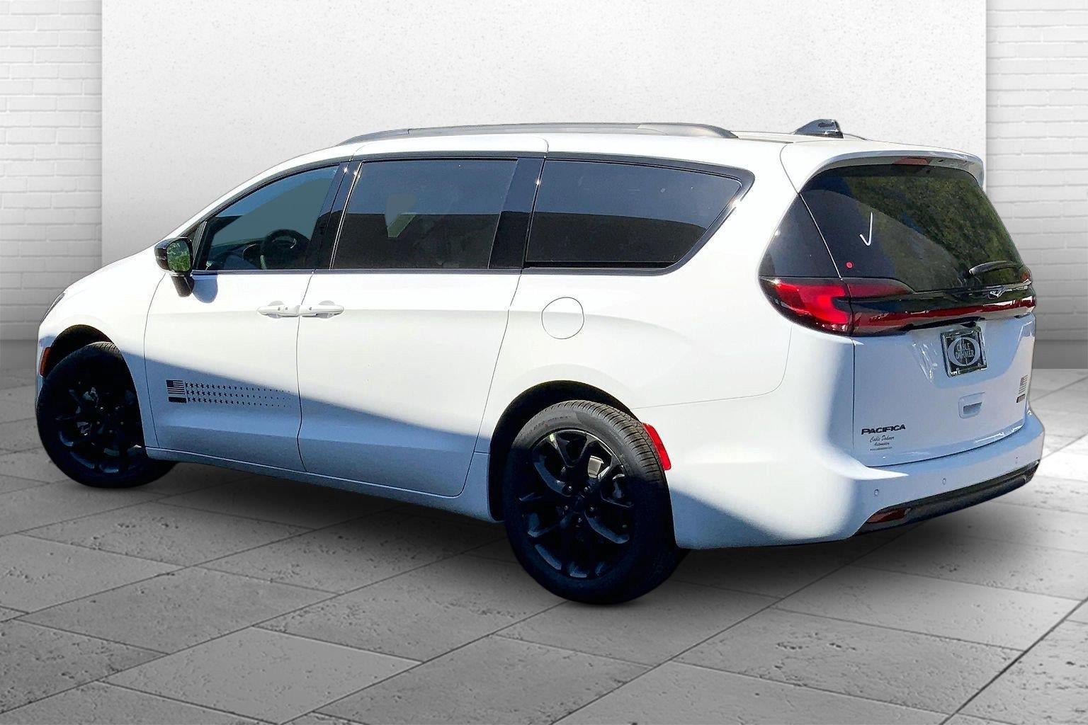 New 2027 Chrysler Pacifica Select FWD image 3