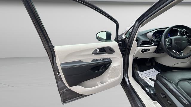Used 2023 Chrysler Pacifica Touring-L FWD image 9