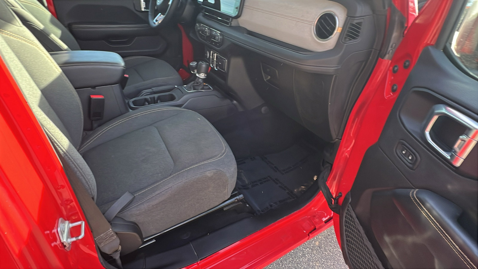 Used 2025 Jeep Wrangler Sahara image 19