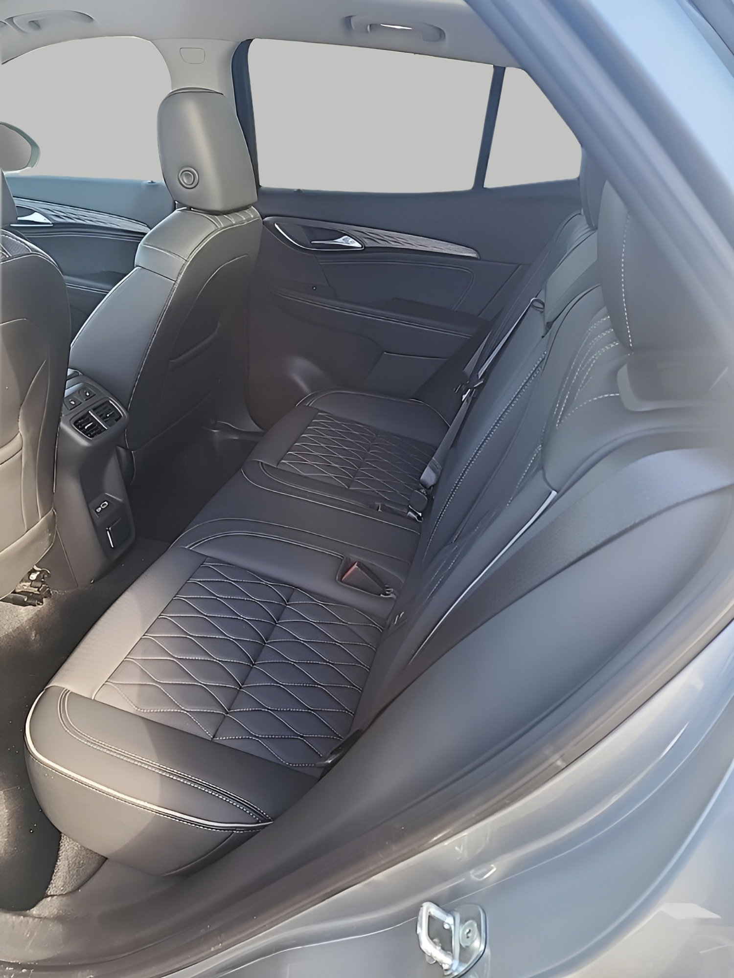 Used 2023 Buick Envision Avenir image 13