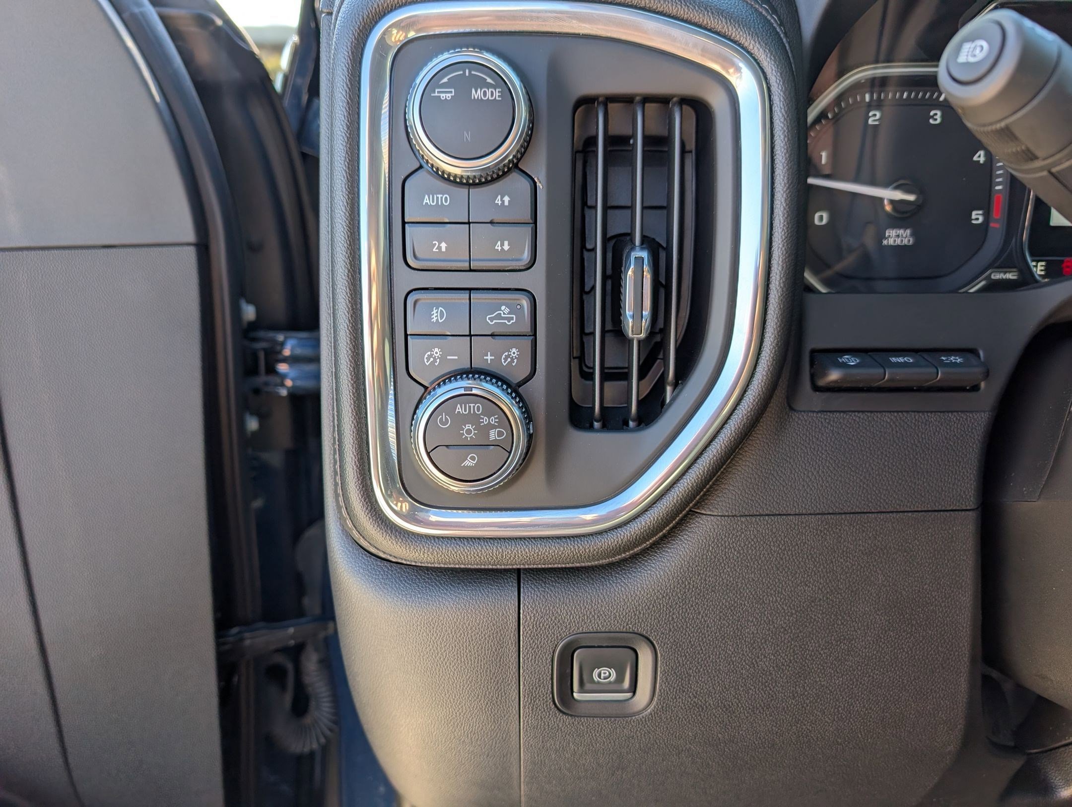 Used 2023 GMC Sierra 3500 Denali w/ Denali Ultimate Package image 25