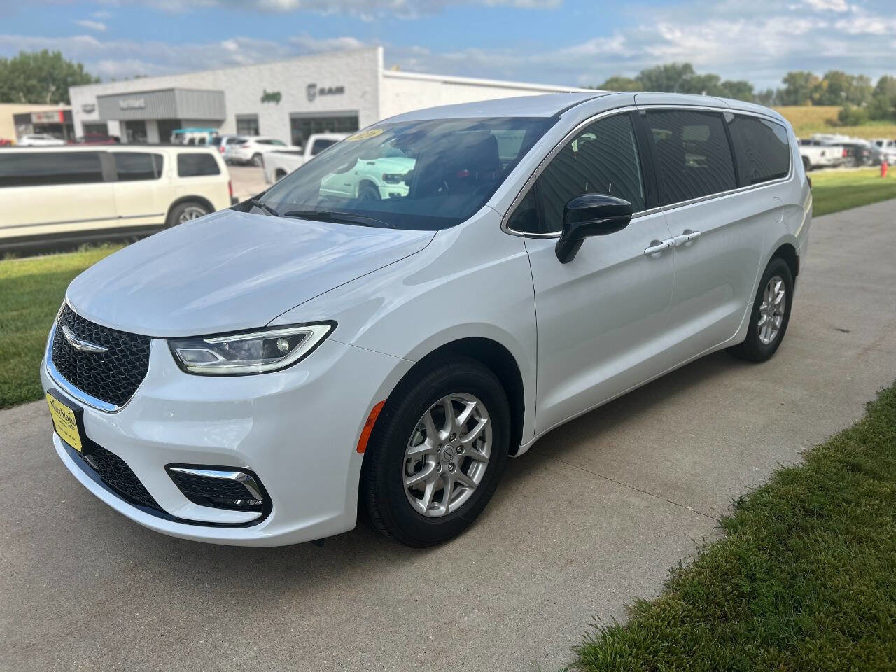 New 2026 Chrysler Pacifica Select image 2