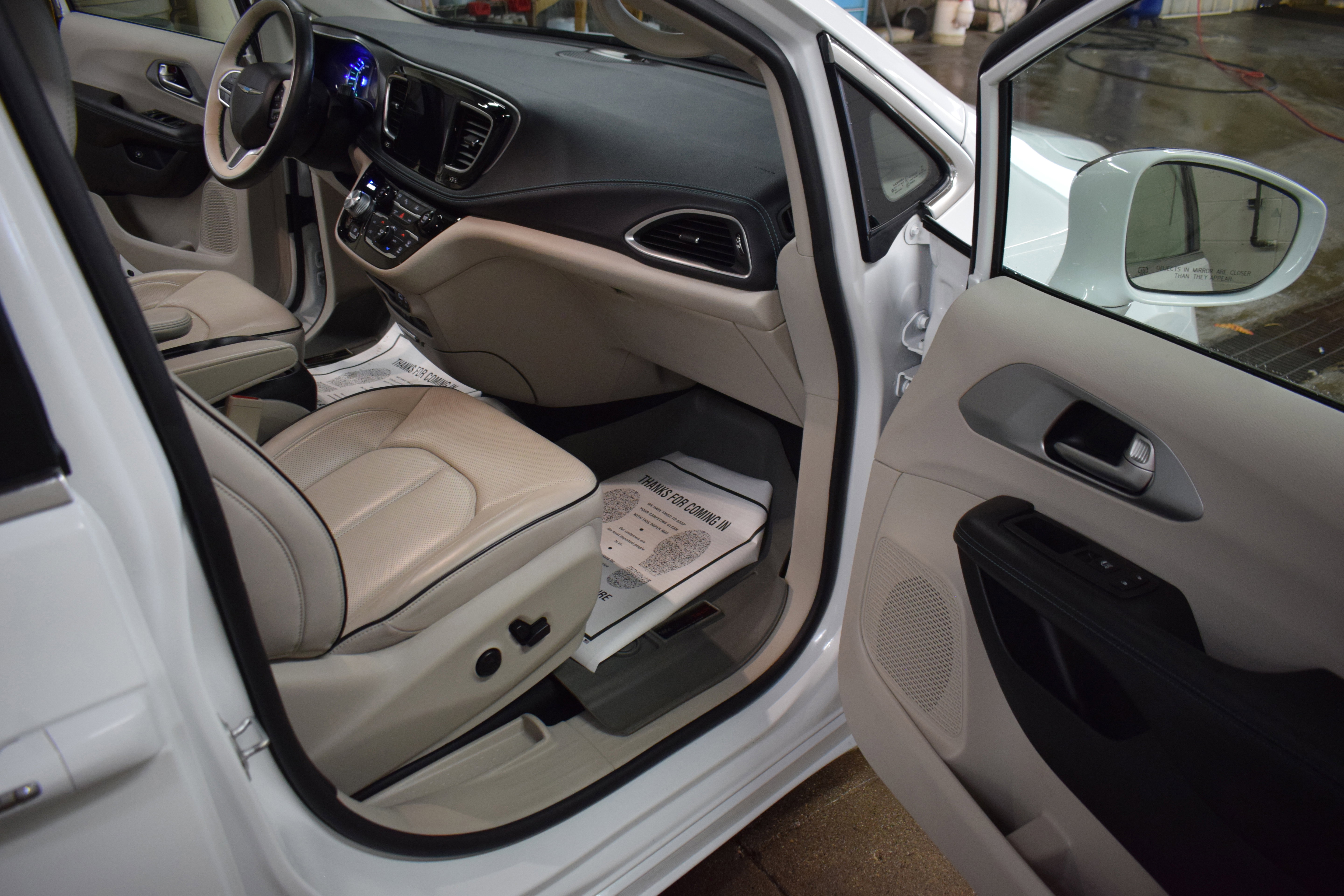 Used 2017 Chrysler Pacifica Platinum image 5