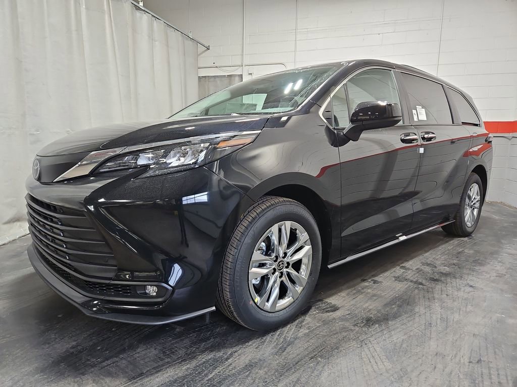 New 2026 Toyota Sienna XLE image 4