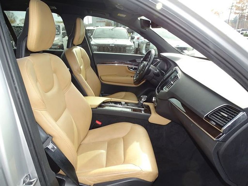 Used 2018 Volvo XC90 T6 Momentum w/ Convenience Package image 16
