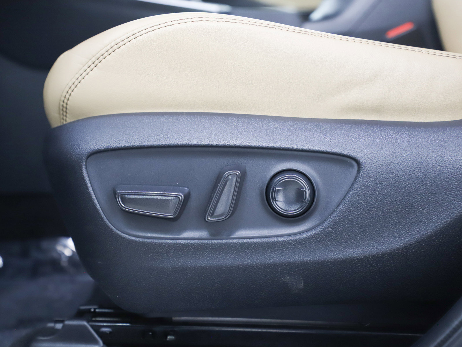 Used 2024 Toyota RAV4 Limited w/ Advanced Technology Package image 28