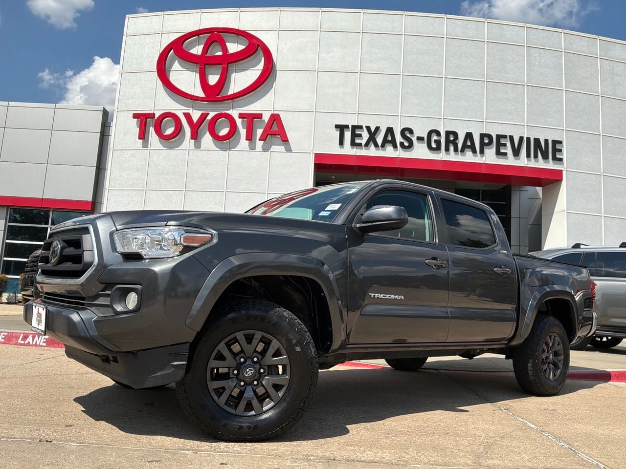 Used 2021 Toyota Tacoma SR5 AWD/4WD image 2