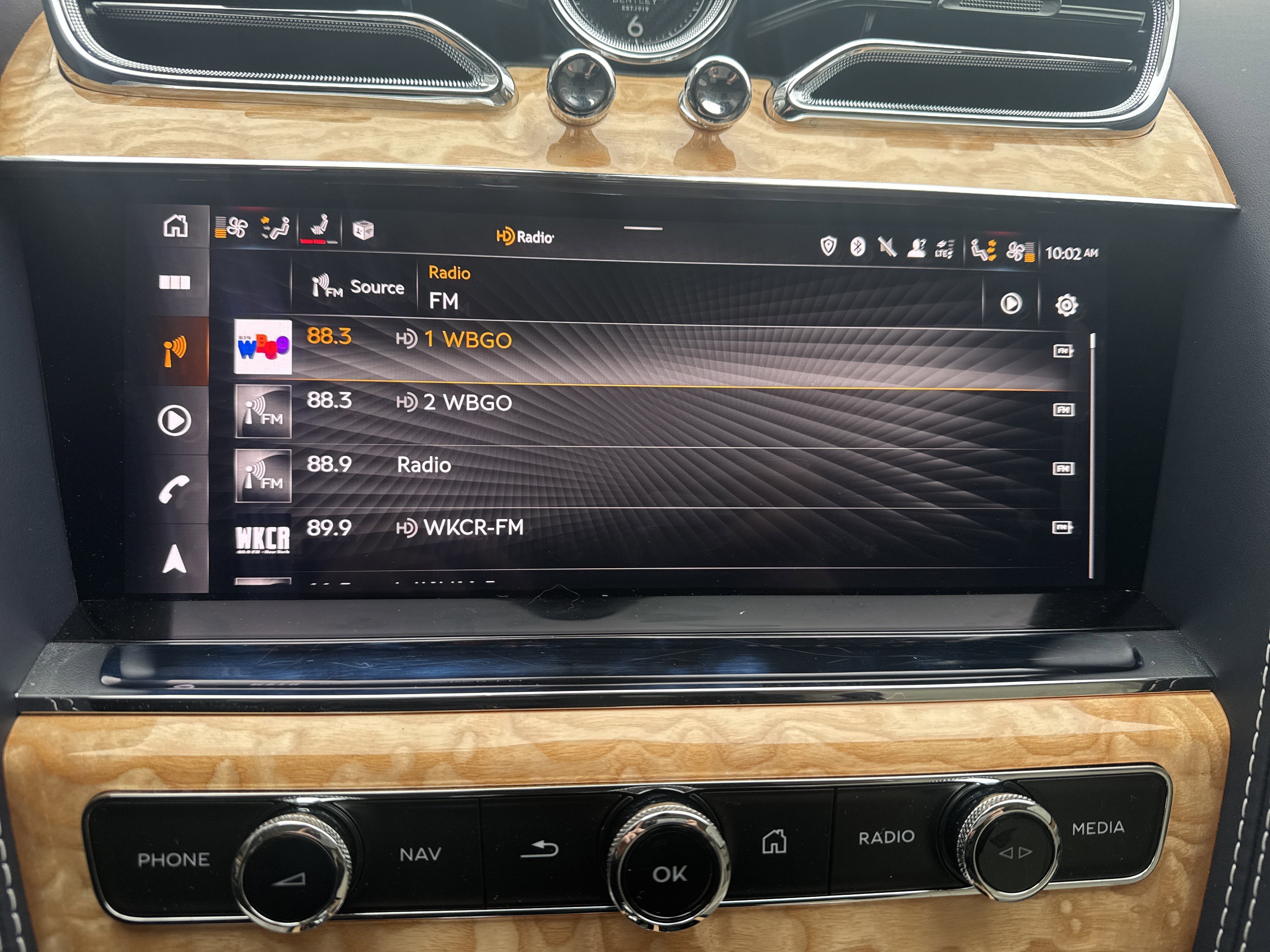 Used 2024 Bentley Bentayga Plug-In Hybrid image 25