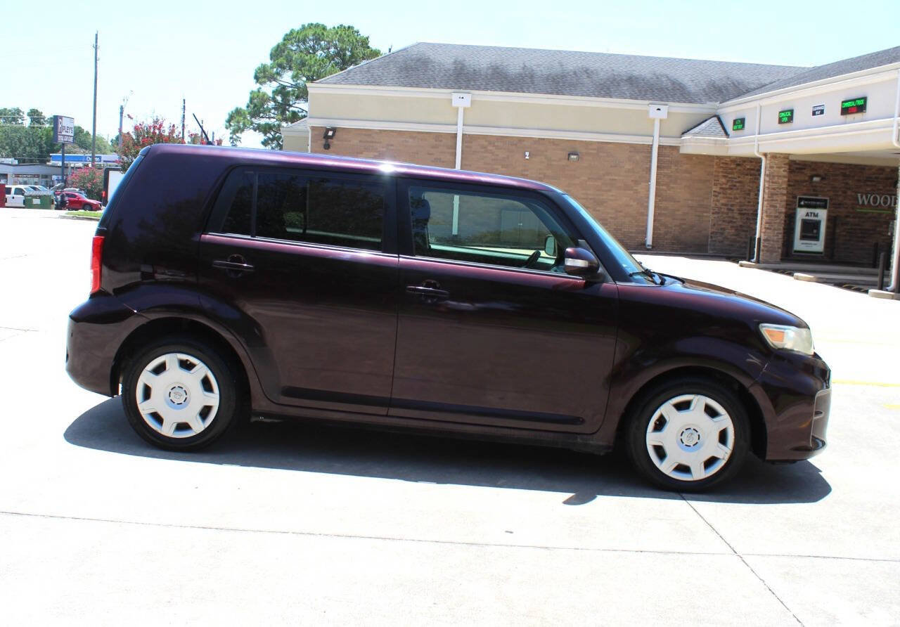 Used 2012 Scion xB FWD image 1
