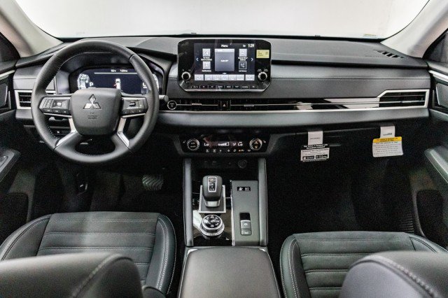 New 2025 Mitsubishi Outlander SE image 19