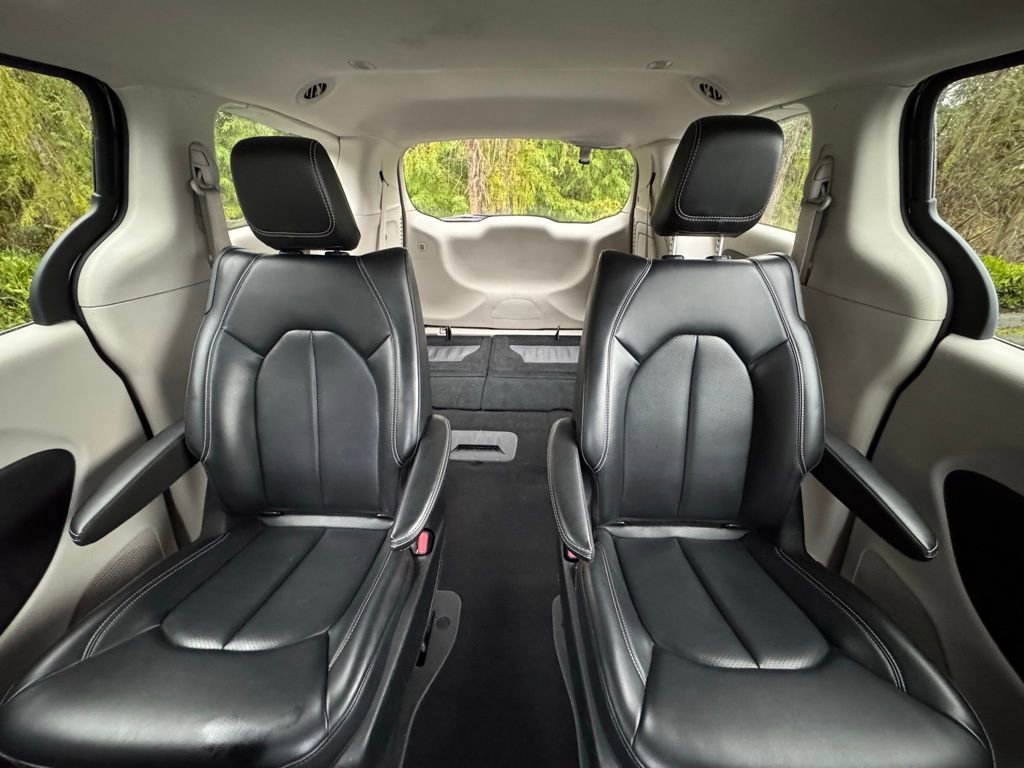 Used 2023 Chrysler Pacifica Touring-L image 24