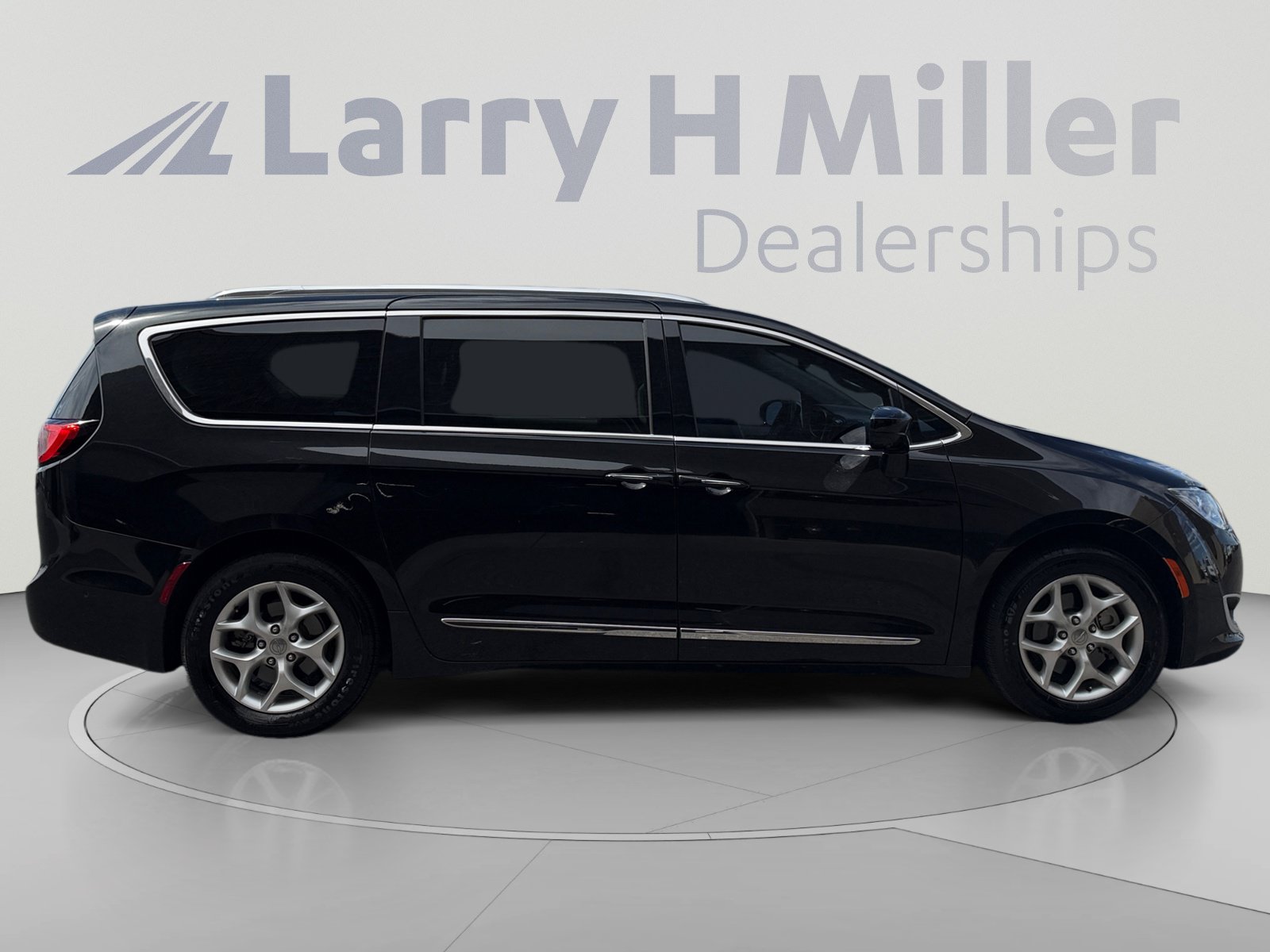 Used 2018 Chrysler Pacifica Touring-L w/ Advanced Safetytec Group FWD image 6