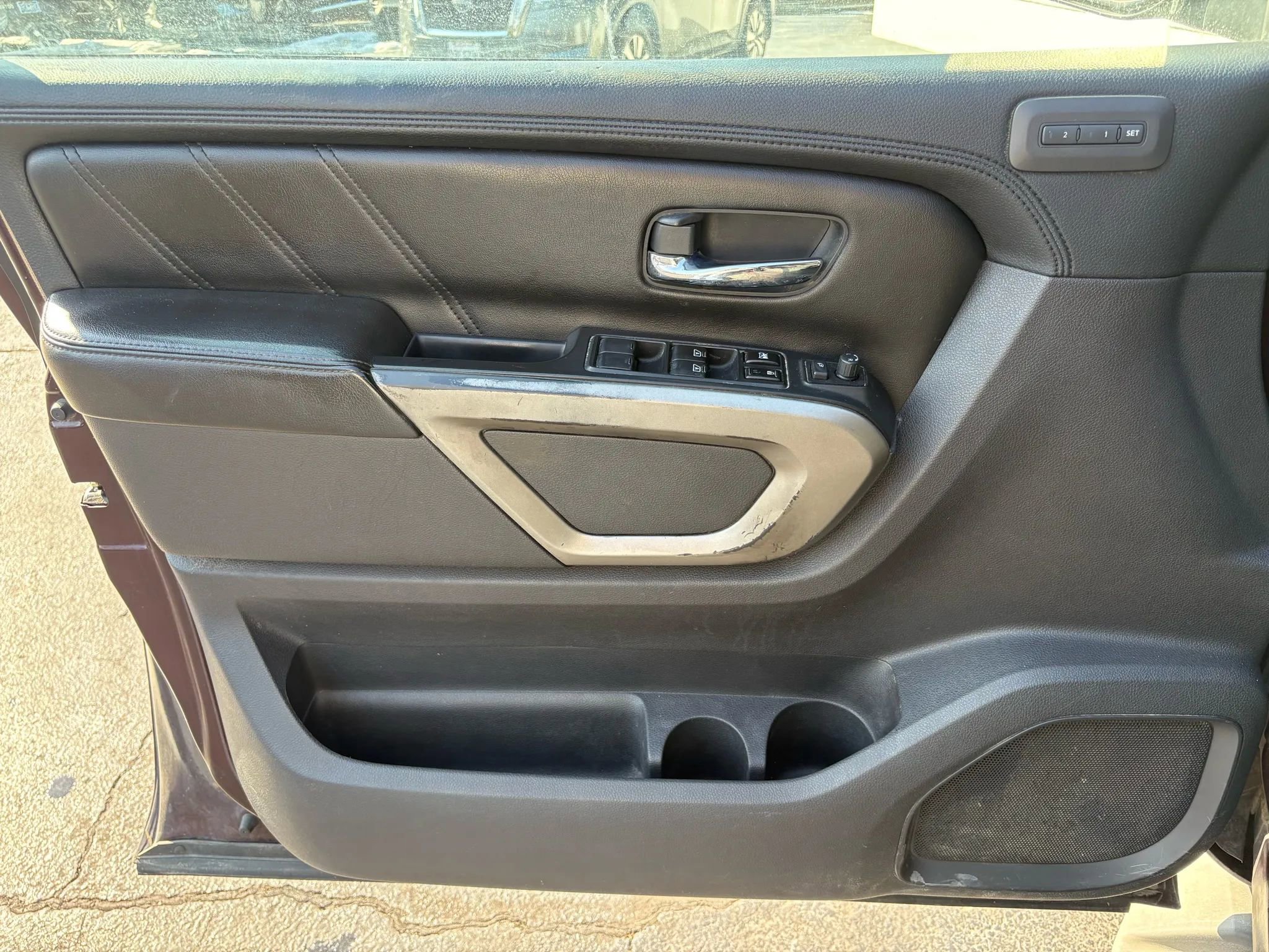 Used 2015 Nissan Armada Platinum w/ 2nd Row Captain Seat Package RWD image 10