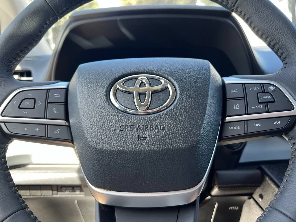 Used 2026 Toyota Sienna XLE FWD image 42