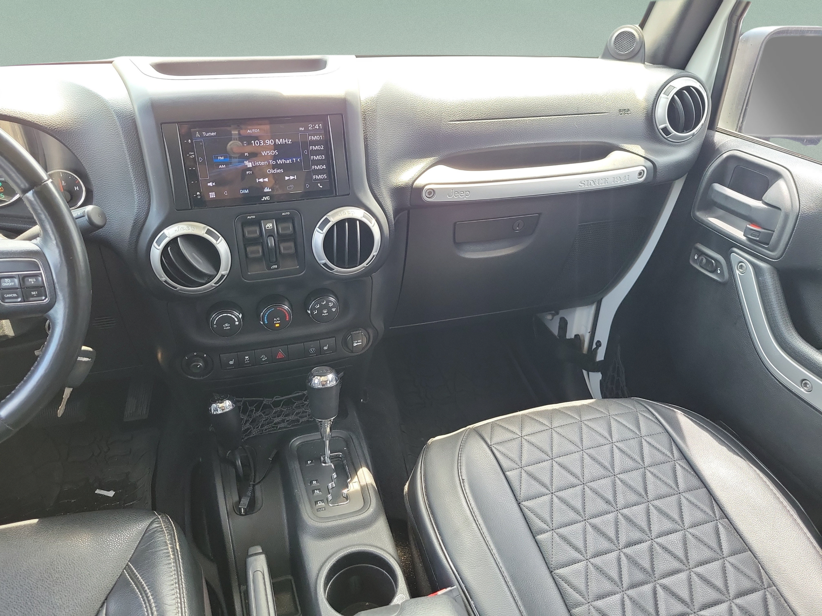 Used 2014 Jeep Wrangler Unlimited Rubicon w/ Connectivity Group AWD/4WD image 16