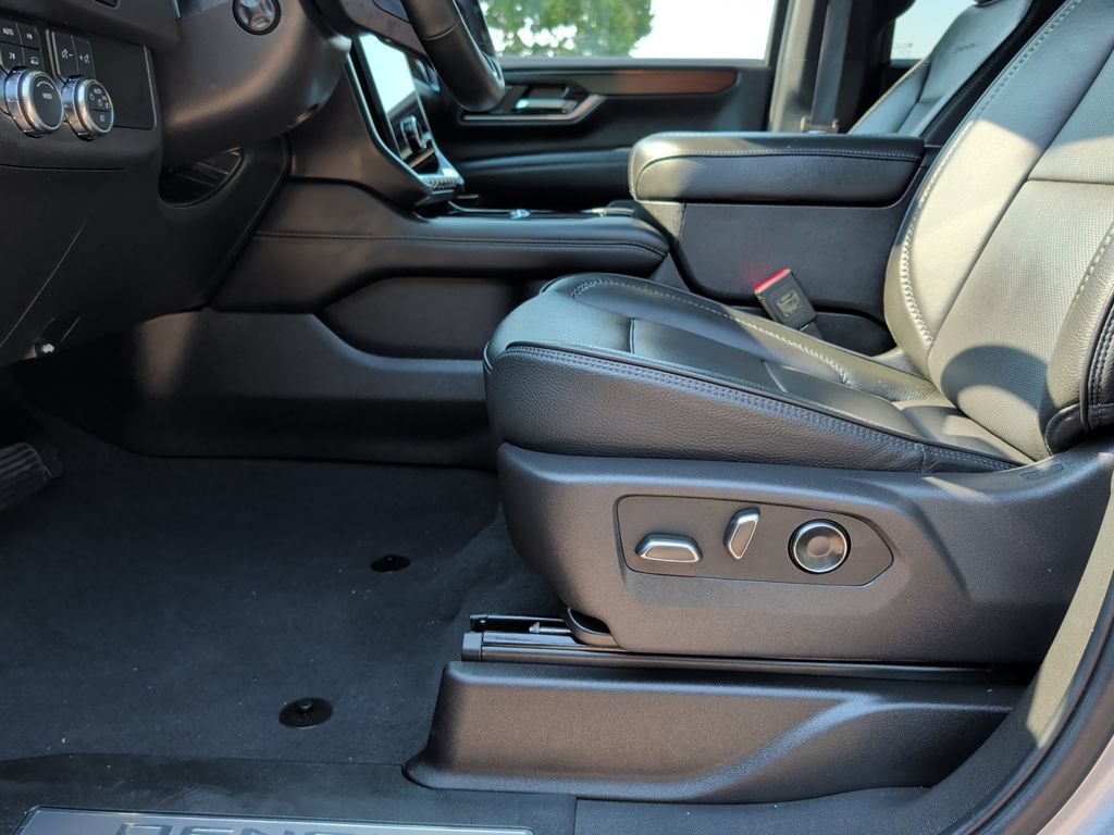 Used 2025 GMC Yukon XL Denali AWD/4WD image 22