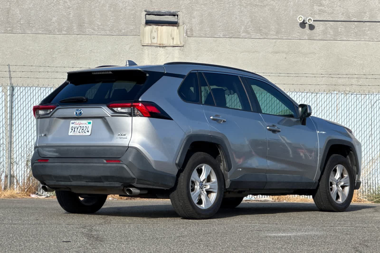 Used 2021 Toyota RAV4 XLE AWD/4WD image 3