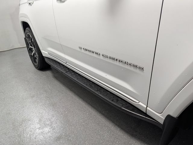 Used 2023 Jeep Grand Cherokee Summit AWD/4WD image 3