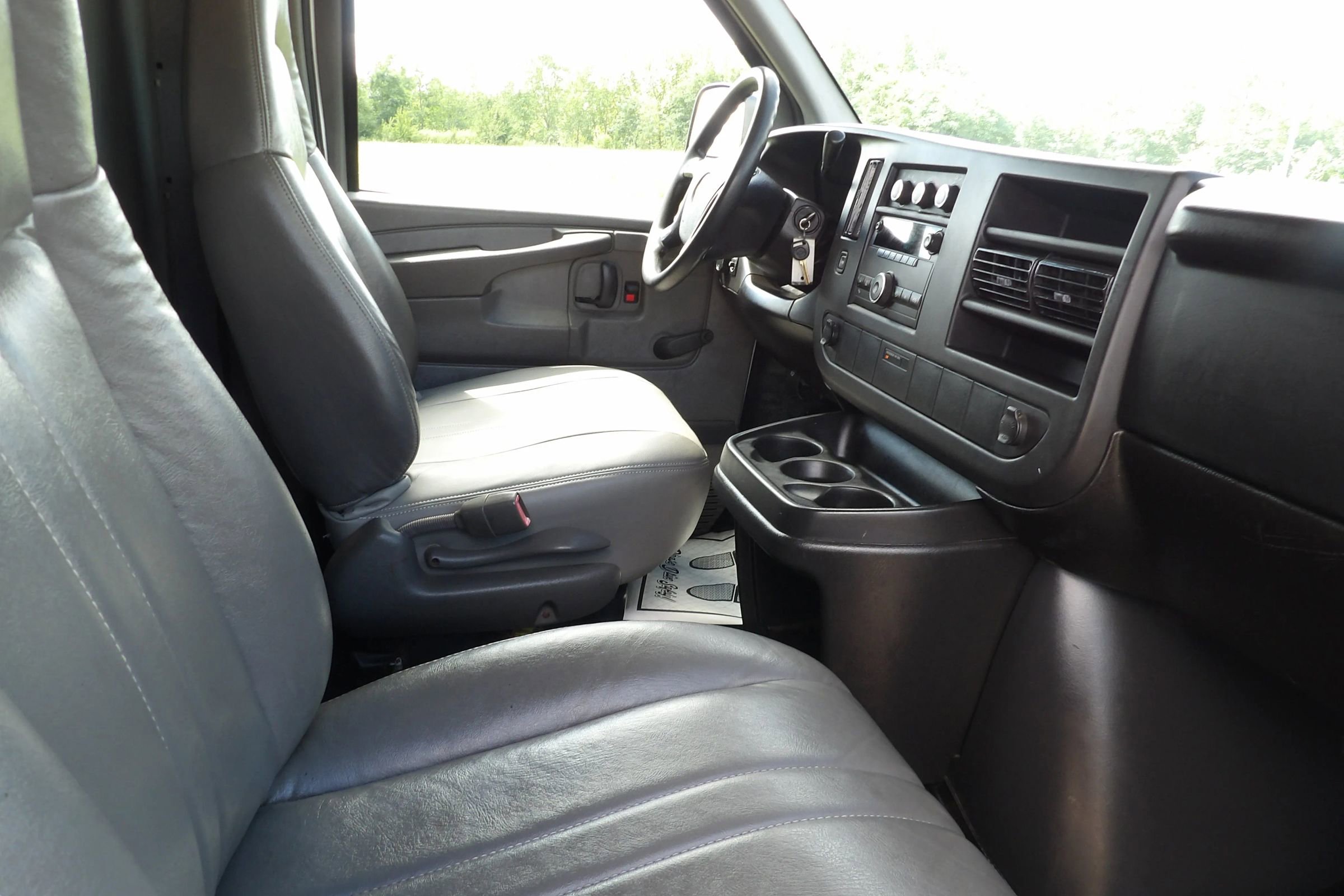 Used 2008 Chevrolet Express 1500 AWD image 10