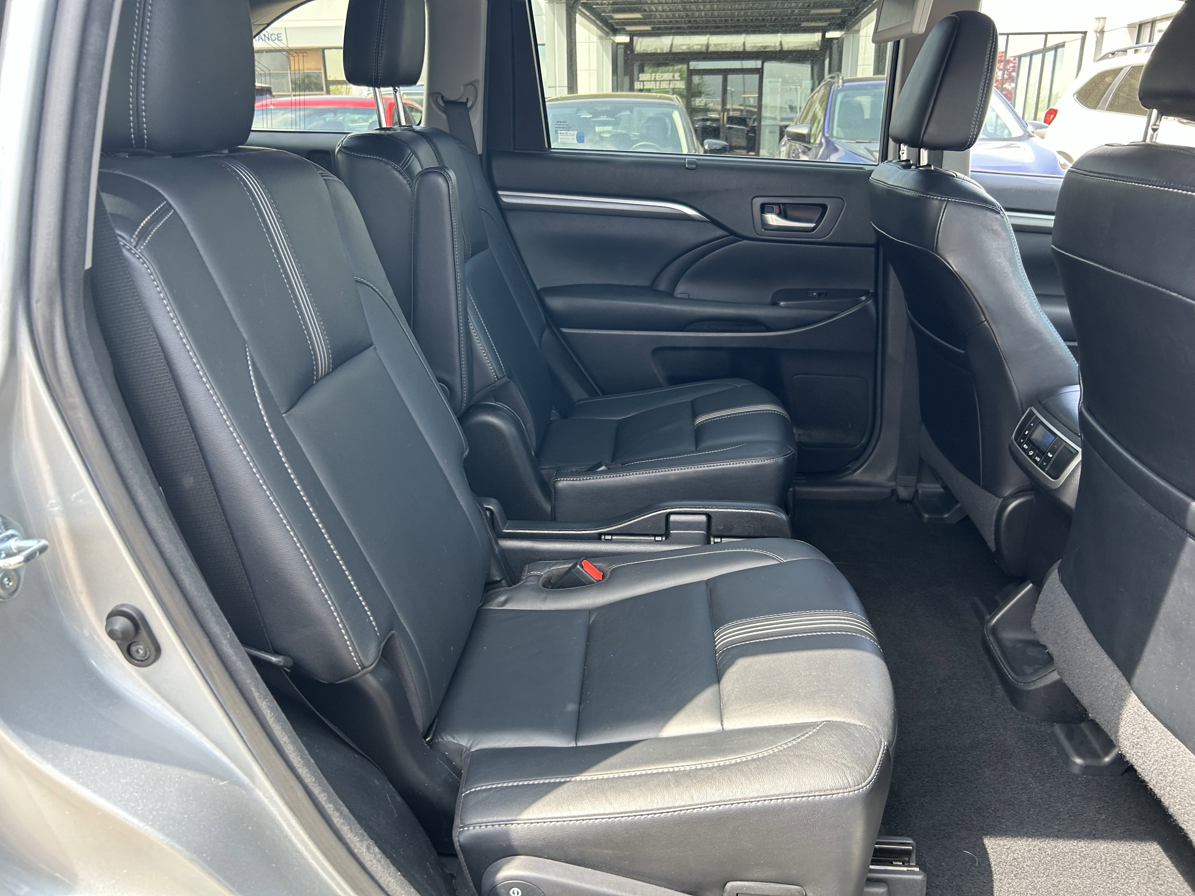 Used 2017 Toyota Highlander SE AWD/4WD image 27