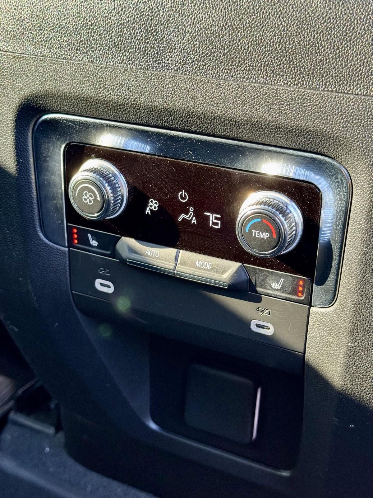 Used 2023 GMC Yukon XL Denali AWD/4WD image 17
