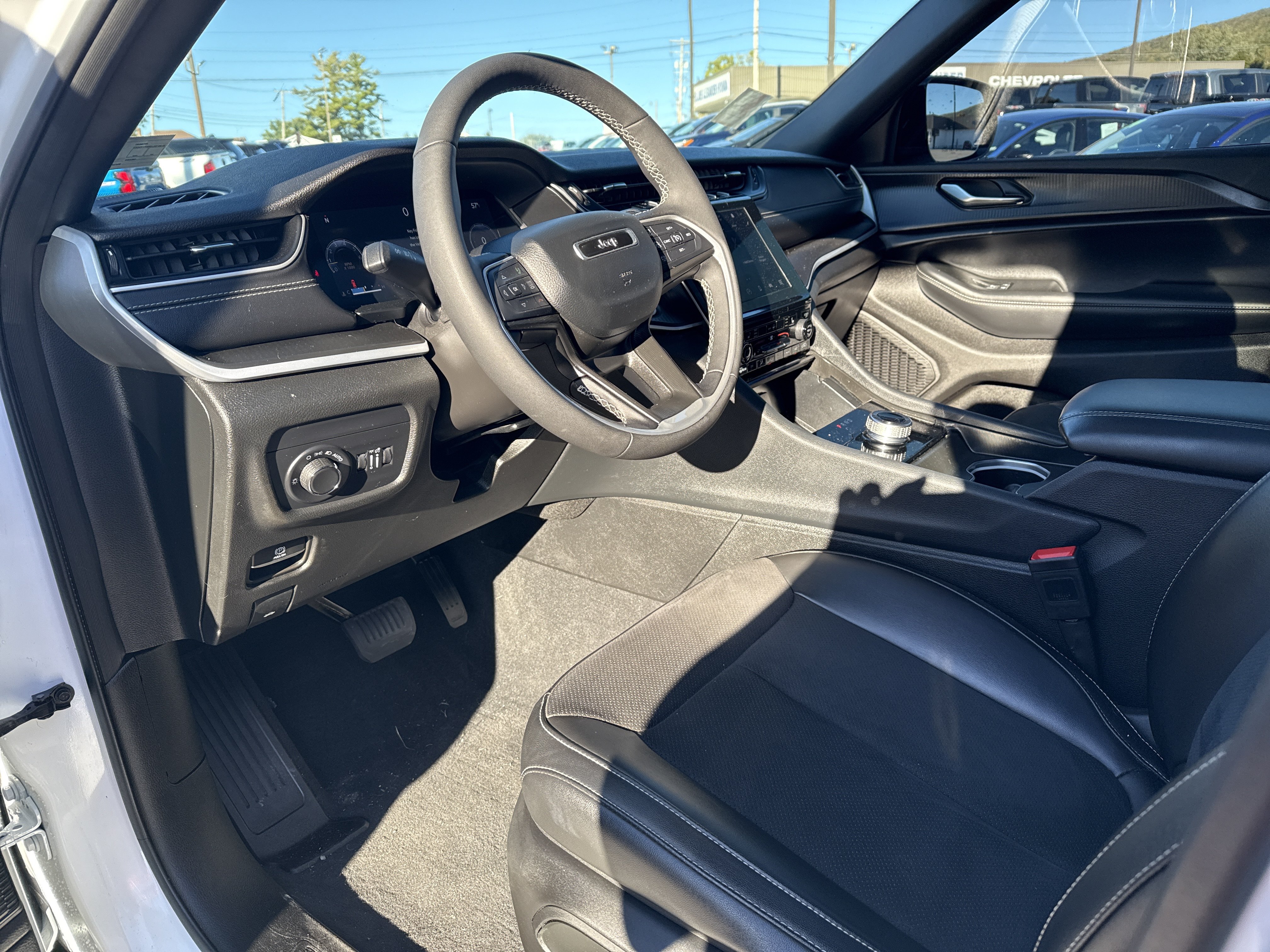 Used 2025 Jeep Grand Cherokee L Altitude AWD/4WD image 16