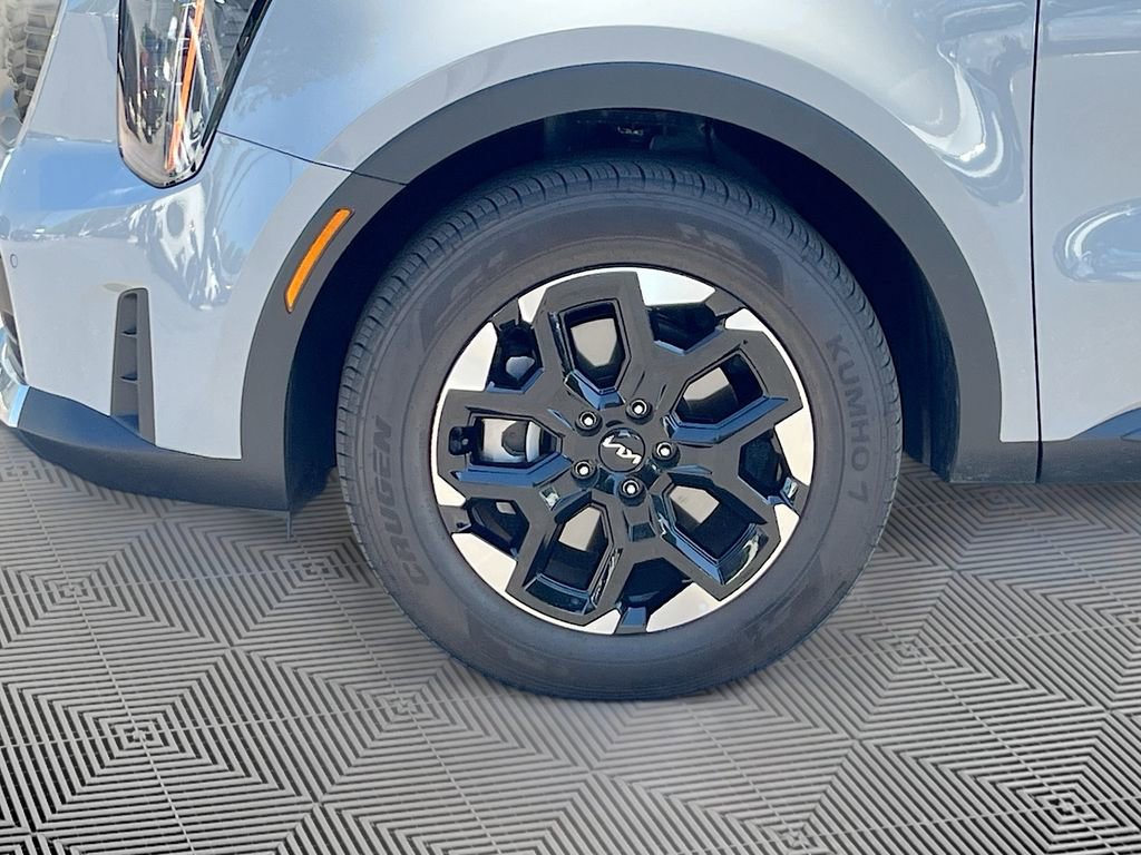 Certified 2025 Kia Sorento S image 11
