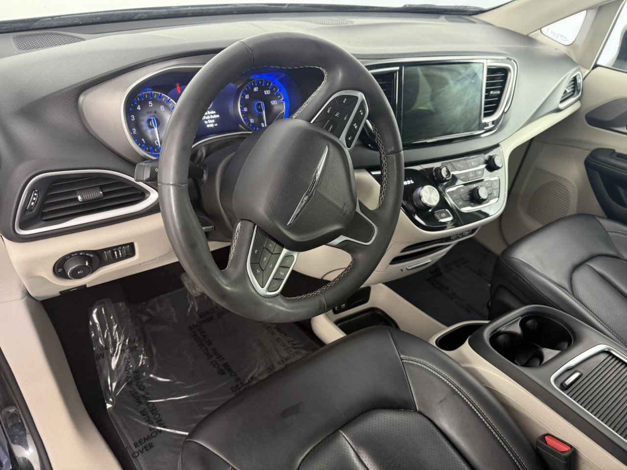 Used 2023 Chrysler Pacifica Touring-L FWD image 17