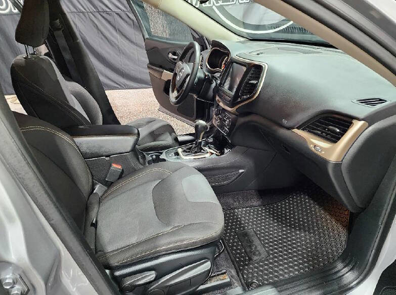 Used 2017 Jeep Cherokee Latitude w/ Comfort/Convenience Group image 12