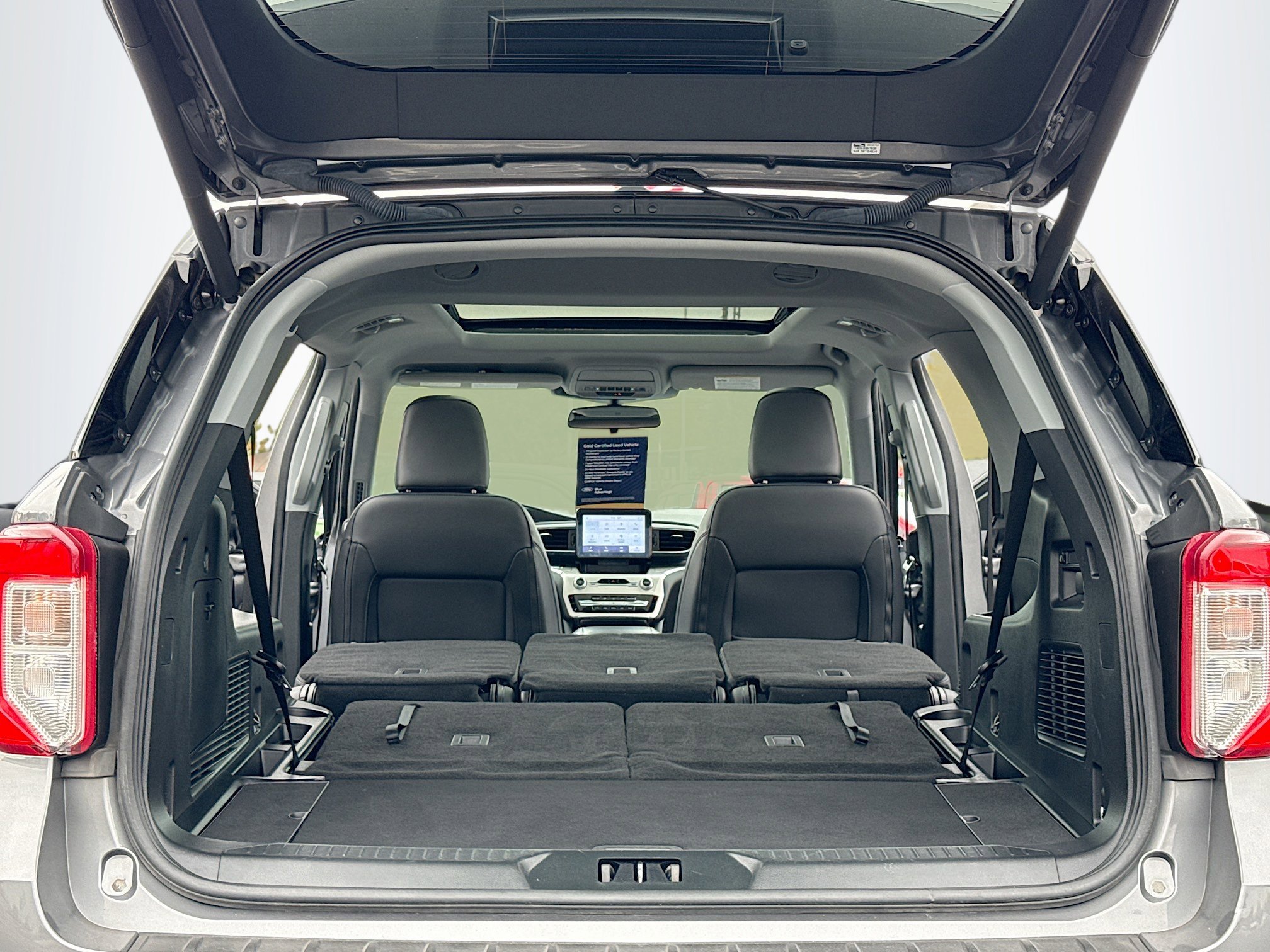 Certified 2022 Ford Explorer XLT w/ Equipment Group 202A image 7