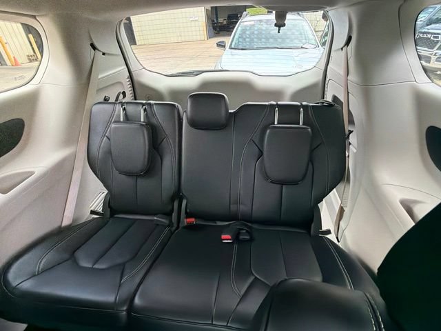 Used 2024 Chrysler Pacifica Touring-L FWD image 12