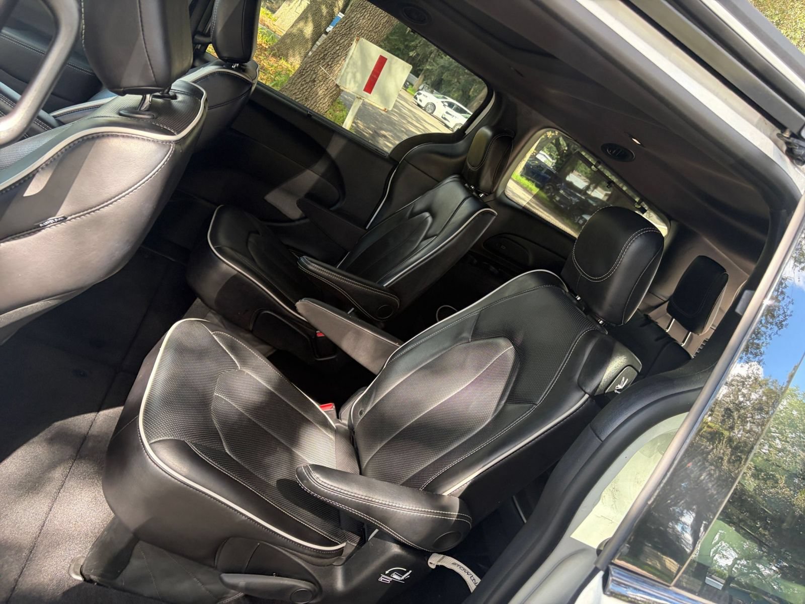 Used 2025 Chrysler Pacifica Limited FWD image 25