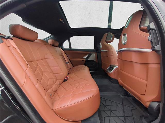 Used 2025 BMW 750e xDrive AWD/4WD image 22