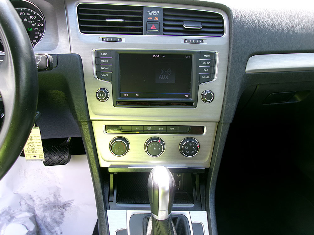 Used 2017 Volkswagen Golf SE image 17