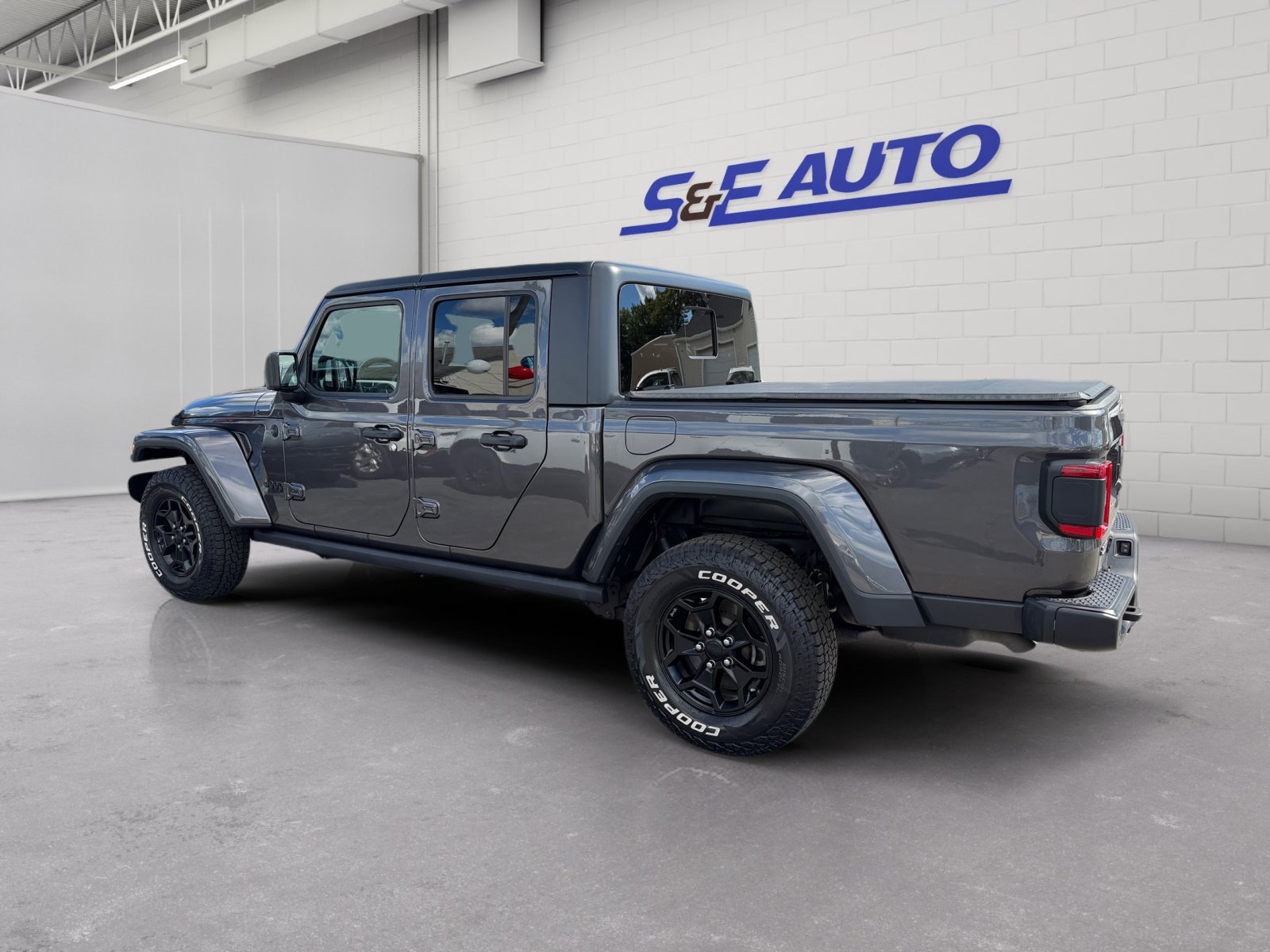 Used 2021 Jeep Gladiator Sport AWD/4WD image 3