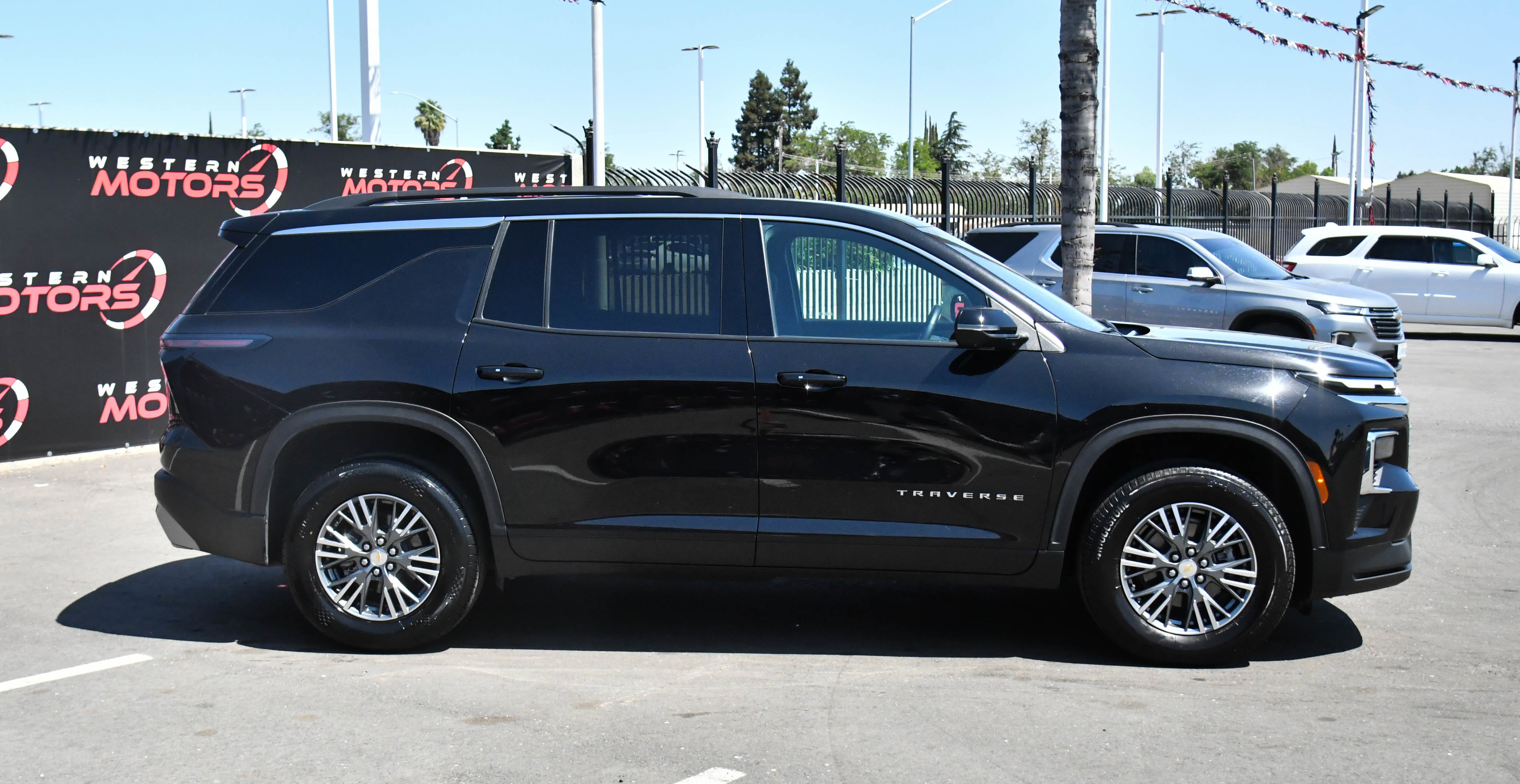 Used 2024 Chevrolet Traverse LT image 9