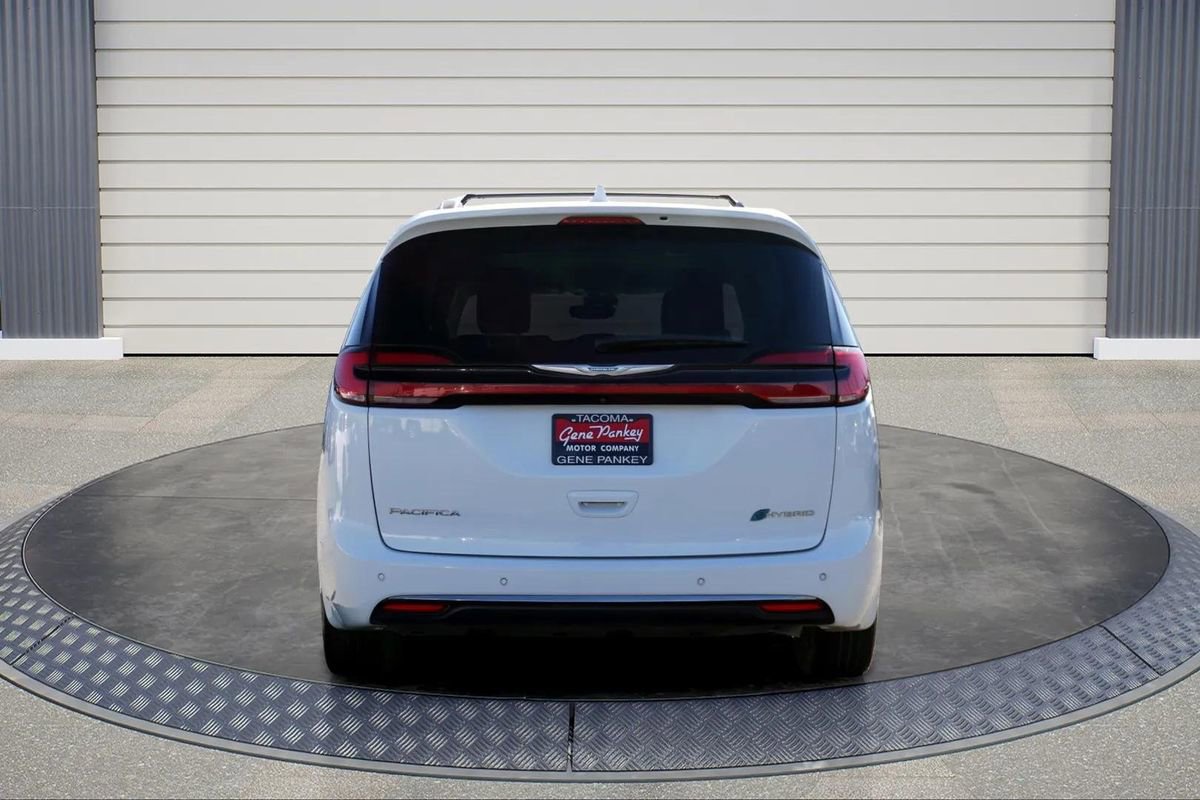 Used 2021 Chrysler Pacifica Touring-L image 6