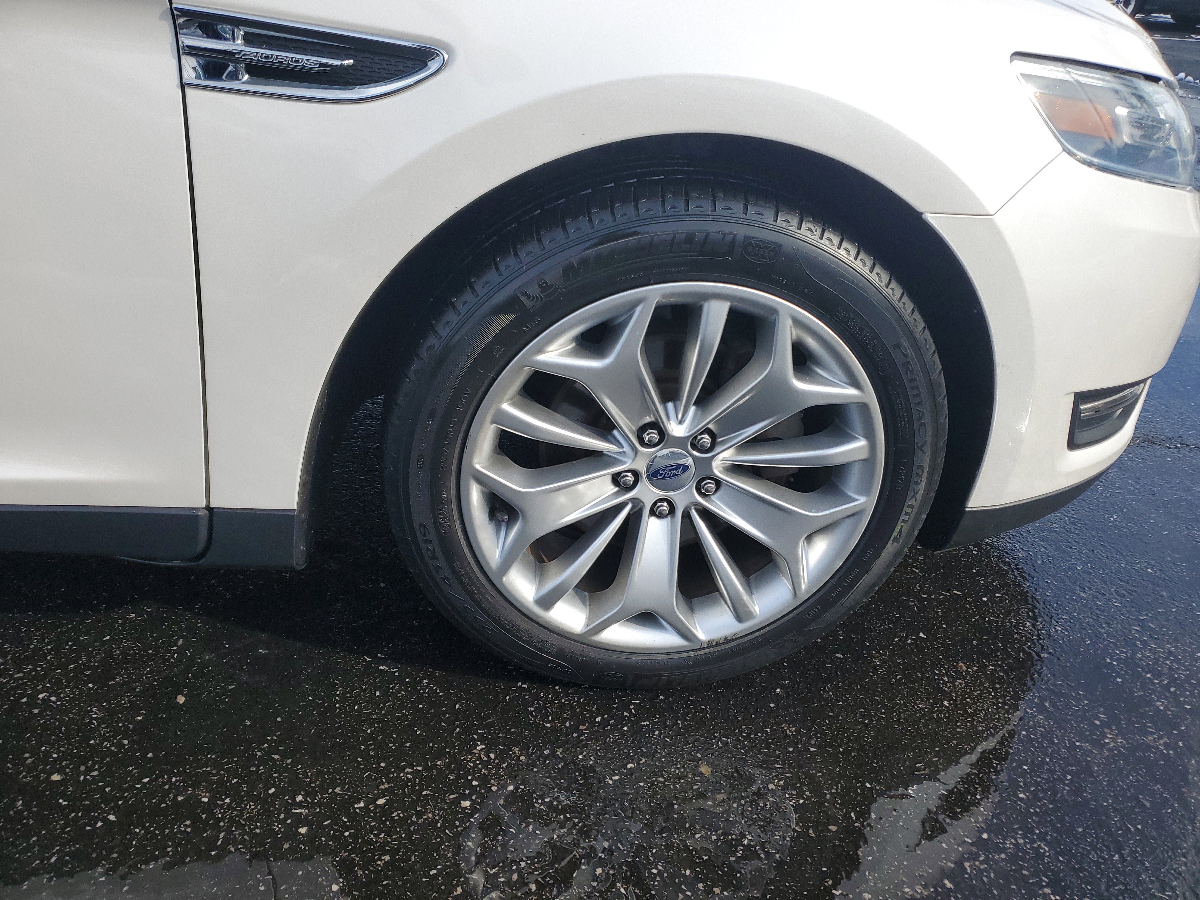 Used 2018 Ford Taurus Limited image 5