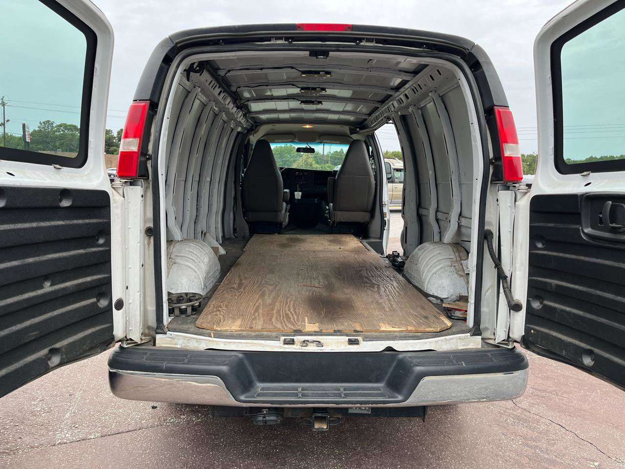 Used 2018 Chevrolet Express 3500 Extended w/ Driver Convenience Package image 6